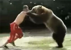 リアルザンギエフ？  クマとレスリングするロシア人格闘家？